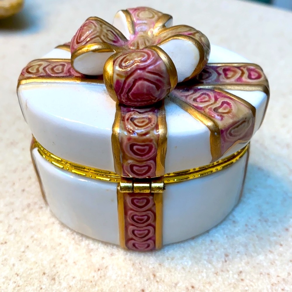 Vintage porcelain trinket box